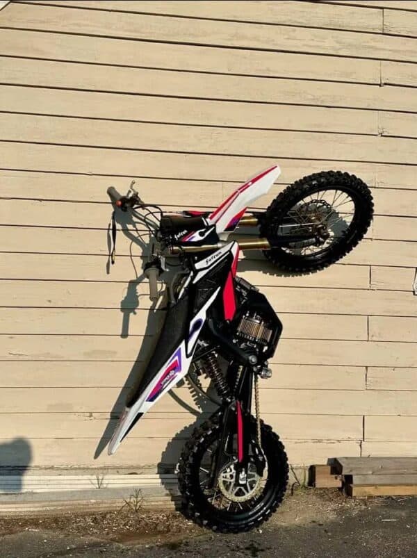 Sur-Ron Hyper Bee – 2025 Electric Off-Road Motorcycle